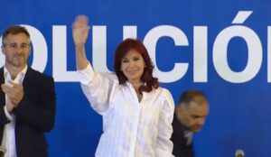 The vice president of Argentina, Cristina Fernández de Kirchner, waves to supporters at an event in Pilar, Buenos Aires province, on November 4, 2022. Photo: La Nación.