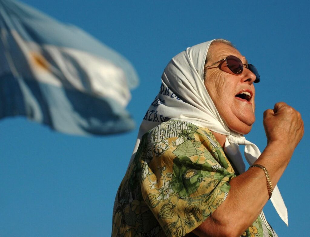 Argentinian revolutionary leader and human rights activist Hebe de Bonafini giving a speech as the flag of Argentina waves in the background. Photo: Twitter/@NicolasMaduro.