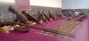 Several automatic weapons seized by the Venezuelan Army as part of its fight against illegal mining. Photo: Twitter/@dhernandezlarez.
