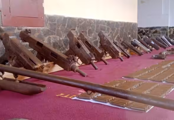 Several automatic weapons seized by the Venezuelan Army as part of its fight against illegal mining. Photo: Twitter/@dhernandezlarez.