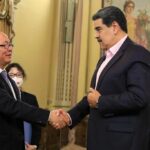 Venezuelan President Nicolas Maduro (right) shaking hands with special Chinese diplomatic envoy, Qiu Xiaoqi (left), at Miraflores Palace, Caracas, November 22, 2022. Photo: Presidential Press.