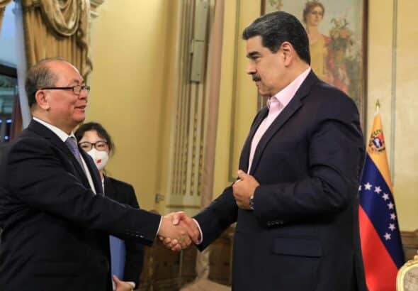 Venezuelan President Nicolas Maduro (right) shaking hands with special Chinese diplomatic envoy, Qiu Xiaoqi (left), at Miraflores Palace, Caracas, November 22, 2022. Photo: Presidential Press.