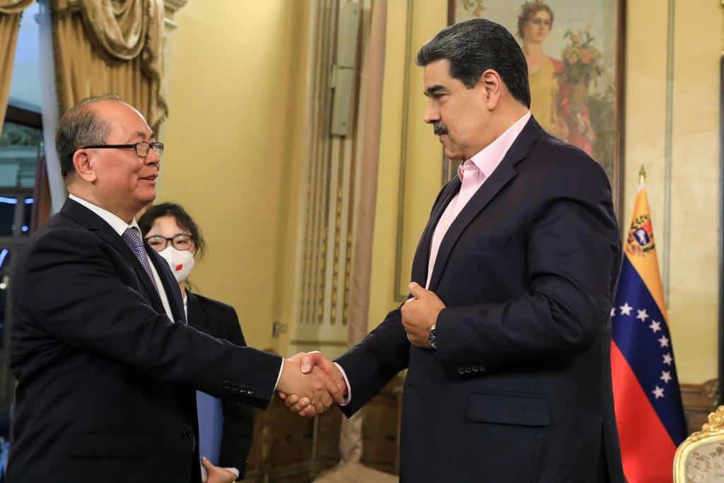 Venezuelan President Nicolas Maduro (right) shaking hands with special Chinese diplomatic envoy, Qiu Xiaoqi (left), at Miraflores Palace, Caracas, November 22, 2022. Photo: Presidential Press.