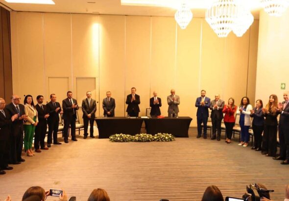 Venezuelan government delegation (right) and far-right opposition delegation (left), accompanied by Mexican Foreign Affairs Secretary Marcelo Ebrard, and Dag Nylander, representative of the Norwegian Foreign Ministry (center). Photo: Twitter/@nicmaduroguerra.