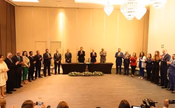 Venezuelan government delegation (right) and far-right opposition delegation (left), accompanied by Mexican Foreign Affairs Secretary Marcelo Ebrard, and Dag Nylander, representative of the Norwegian Foreign Ministry (center). Photo: Twitter/@nicmaduroguerra.