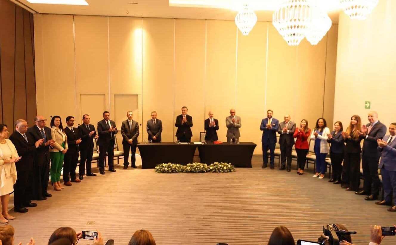Venezuelan government delegation (right) and far-right opposition delegation (left), accompanied by Mexican Foreign Affairs Secretary Marcelo Ebrard, and Dag Nylander, representative of the Norwegian Foreign Ministry (center). Photo: Twitter/@nicmaduroguerra.