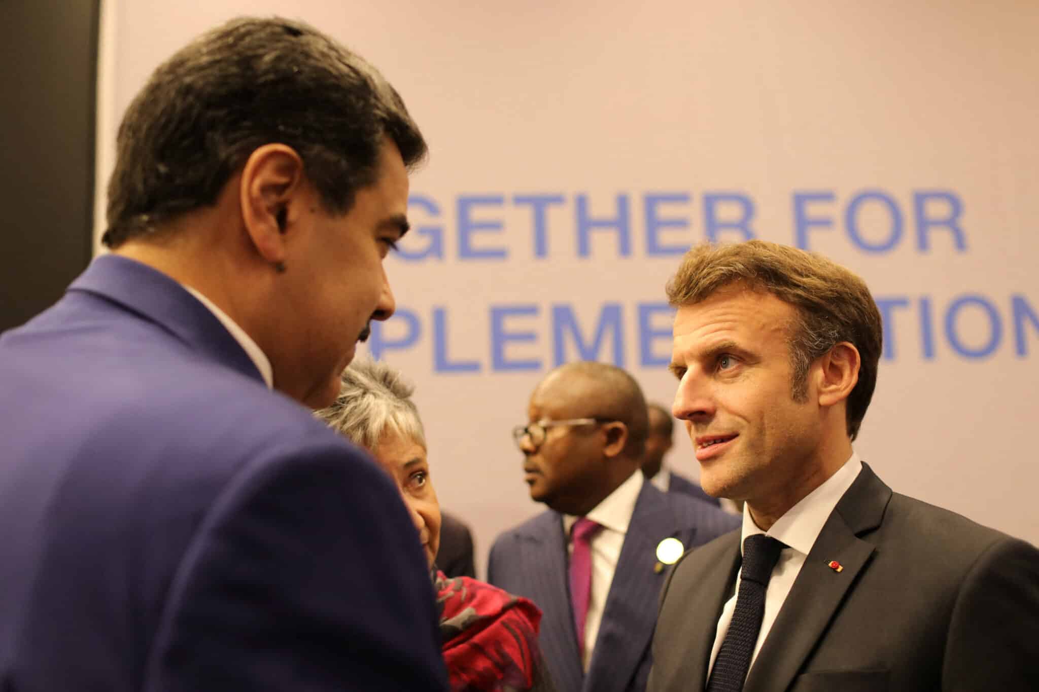 President Nicolás Maduro and his French counterpart, Emmanuel Macron, talk at the COP27 summit in Sharm el-Sheikh, Egypt, November 7, 2022. Photo: Presidential Press (Venezuela).