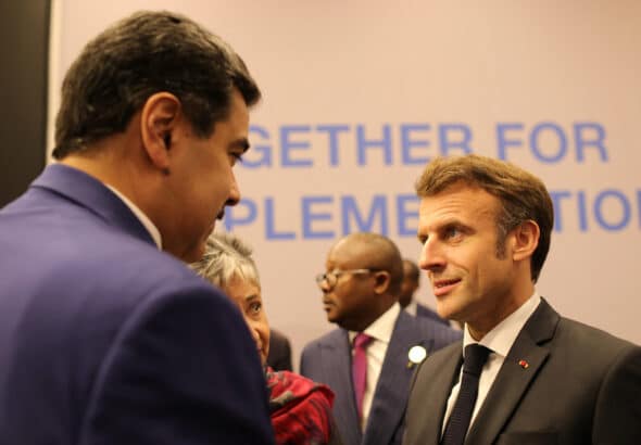 President Nicolás Maduro and his French counterpart, Emmanuel Macron, talk at the COP27 summit in Sharm el-Sheikh, Egypt, November 7, 2022. Photo: Presidential Press (Venezuela).