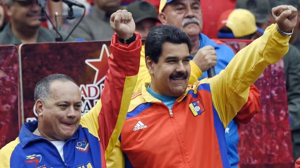 PSUV Vice President Diosdado Cabello (left) and Venezuelan President Nicolás Maduro (right) holding their fists up at a political rally. Photo: AFP/File photo.