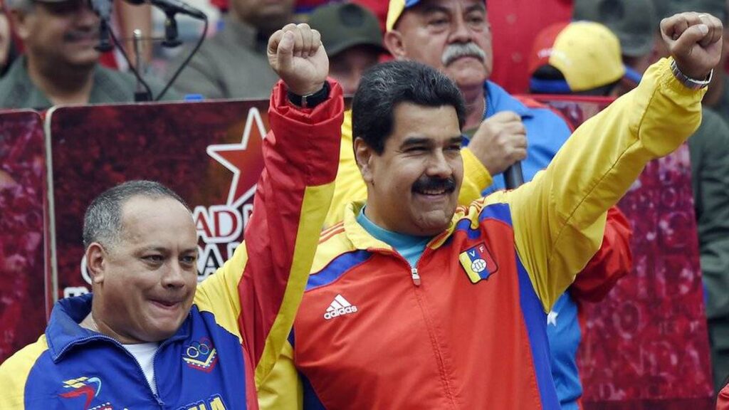 PSUV Vice President Diosdado Cabello (left) and Venezuelan President Nicolás Maduro (right) holding their fists up at a political rally. Photo: AFP/File photo.