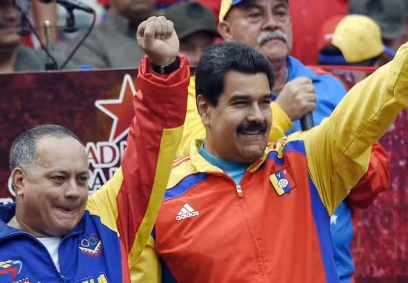 PSUV Vice President Diosdado Cabello (left) and Venezuelan President Nicolás Maduro (right) holding their fists up at a political rally. Photo: AFP/File photo.