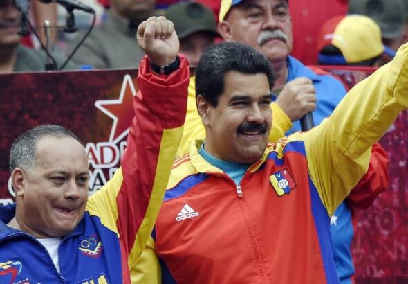 PSUV Vice President Diosdado Cabello (left) and Venezuelan President Nicolás Maduro (right) holding their fists up at a political rally. Photo: AFP/File photo.