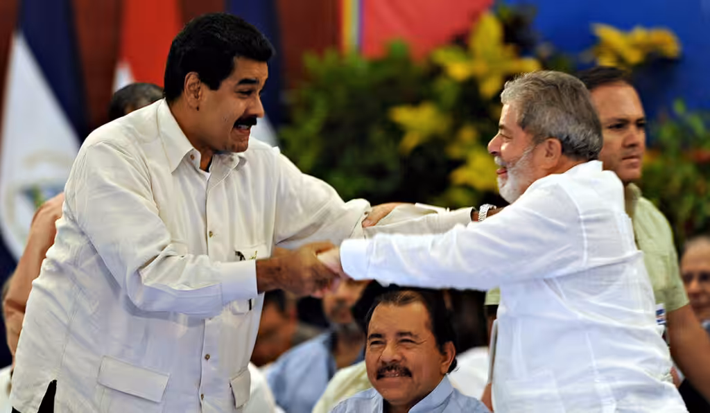 President Maduro and President Lula greet each other during a Sao Paulo forum meeting. Photo: AFP/Elmer Martinez/File photo.