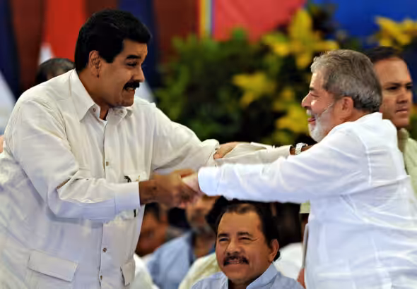 President Maduro and President Lula greet each other during a Sao Paulo forum meeting. Photo: AFP/Elmer Martinez/File photo.