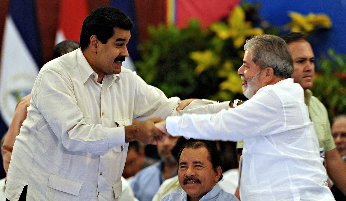 President Maduro and President Lula greet each other during a Sao Paulo forum meeting. Photo: AFP/Elmer Martinez/File photo.