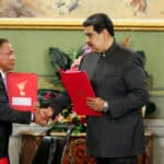 The prime minister of Belize, John Briceño (left), and the president of Venezuela, Nicolás Maduro (right), shake hands after the signing of an agreement to boost Petrocaribe. Photo: Presidential Press.
