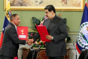 The prime minister of Belize, John Briceño (left), and the president of Venezuela, Nicolás Maduro (right), shake hands after the signing of an agreement to boost Petrocaribe. Photo: Presidential Press.