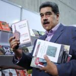President Maduro holds a book on the Yoruba language of West Africa at FILVEN 2022. Photo: Presidential Press.
