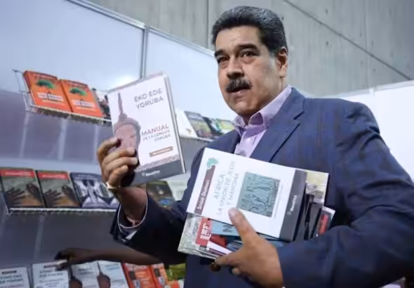 President Maduro holds a book on the Yoruba language of West Africa at FILVEN 2022. Photo: Presidential Press.