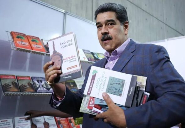 President Maduro holds a book on the Yoruba language of West Africa at FILVEN 2022. Photo: Presidential Press.