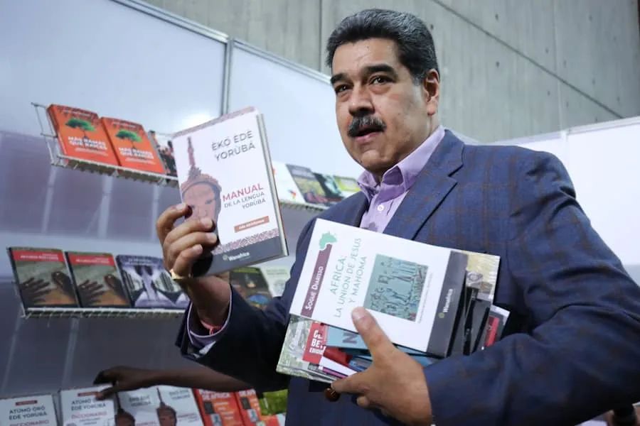 President Maduro holds a book on the Yoruba language of West Africa at FILVEN 2022. Photo: Presidential Press.