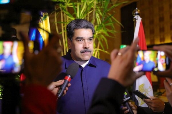President Maduro speaks to the press upon his arrival in Egypt to attend the UN climate summit COP27. Photo: Twitter/@NicolasMaduro.