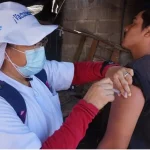 PAHO medical personnel vaccinating a person. Photo: PAHO.