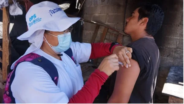 PAHO medical personnel vaccinating a person. Photo: PAHO.
