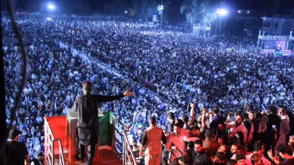 Imran Khan addresses a rally in Pakistan in October 2022. Photo: Multipolarista. 
