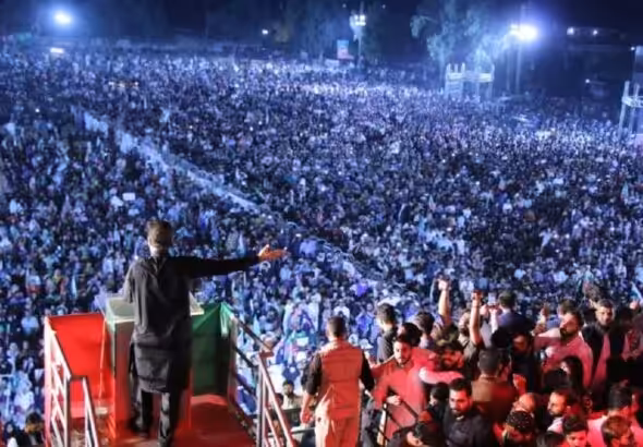 Imran Khan addresses a rally in Pakistan in October 2022. Photo: Multipolarista. 
