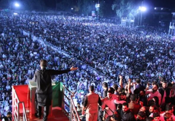 Imran Khan addresses a rally in Pakistan in October 2022. Photo: Multipolarista. 