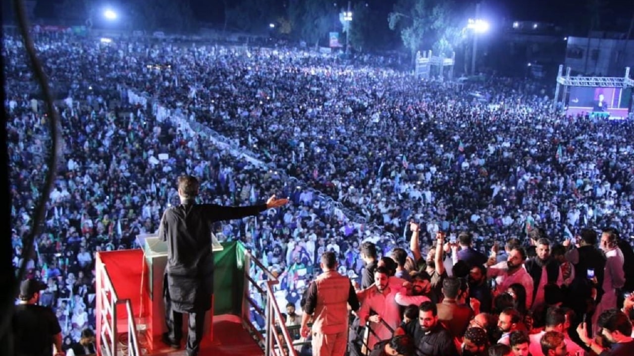 Imran Khan addresses a rally in Pakistan in October 2022. Photo: Multipolarista. 