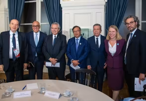 The president of Colombia, Gustavo Petro (center), in the company of Argentine President Alberto Fernández, Venezuelan National Assembly President Jorge Rodríguez, Venezuelan opposition spokesperson Gerardo Blyde, and representatives of the governments of Norway, France, and Argentina. Photo: Twitter/@petrogustavo.