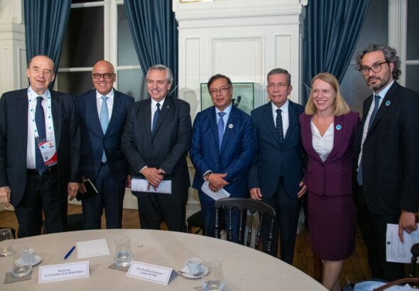 The president of Colombia, Gustavo Petro (center), in the company of Argentine President Alberto Fernández, Venezuelan National Assembly President Jorge Rodríguez, Venezuelan opposition spokesperson Gerardo Blyde, and representatives of the governments of Norway, France, and Argentina. Photo: Twitter/@petrogustavo.