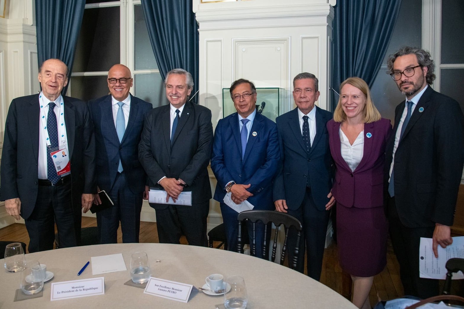 The president of Colombia, Gustavo Petro (center), in the company of Argentine President Alberto Fernández, Venezuelan National Assembly President Jorge Rodríguez, Venezuelan opposition spokesperson Gerardo Blyde, and representatives of the governments of Norway, France, and Argentina. Photo: Twitter/@petrogustavo.