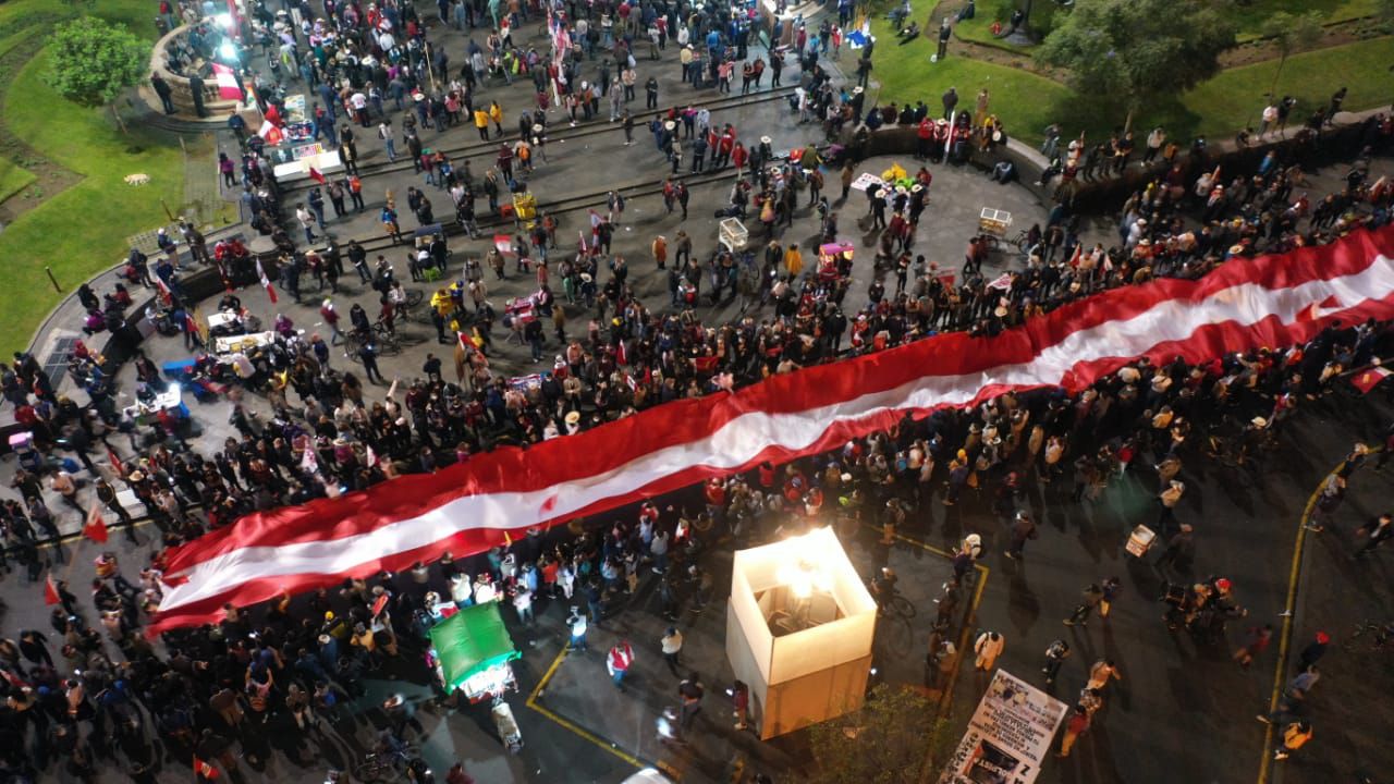 Protesters raise the red and white banners of the Peruvian flag during the "Taking of Lima" in support of President Castillo. Photo: El Comercio.