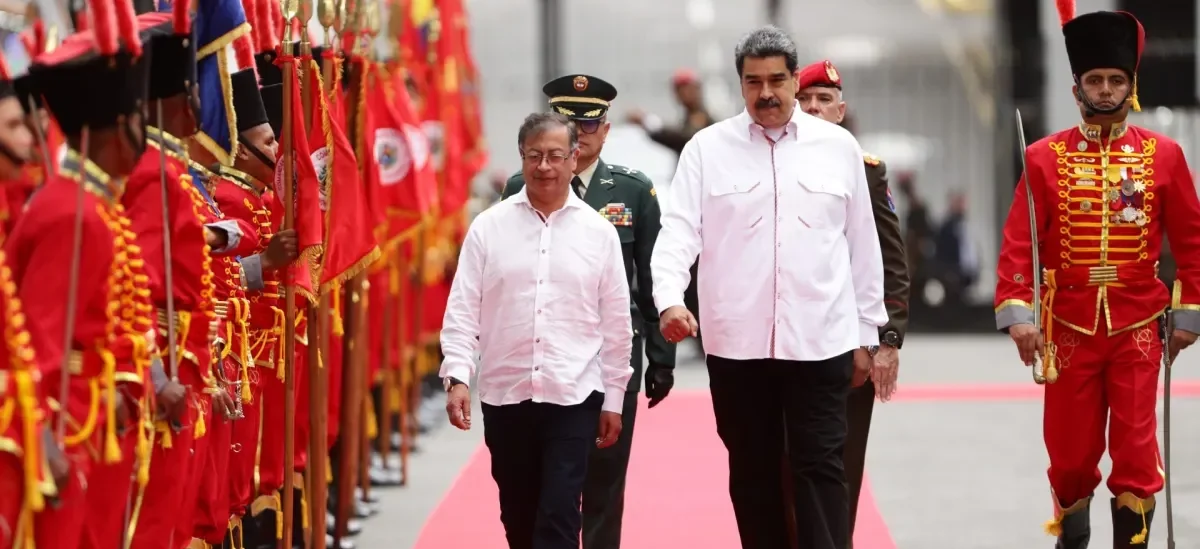 The president of Venezuela, Nicolás Maduro (right), receives his counterpart from Colombia, Gustavo Petro (left), prior to a meeting today, at Miraflores Palace, in Caracas (Venezuela). Photo: EFE/Rayner Peña R.