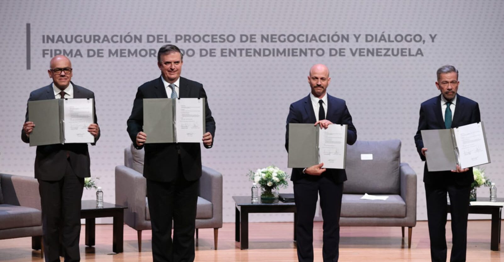 Representatives of the government and the far-right opposition of Venezuela during the launch of the Mexico Talks, August 13, 2021. Photo: Hector Vivas/Gettyimages.ru.