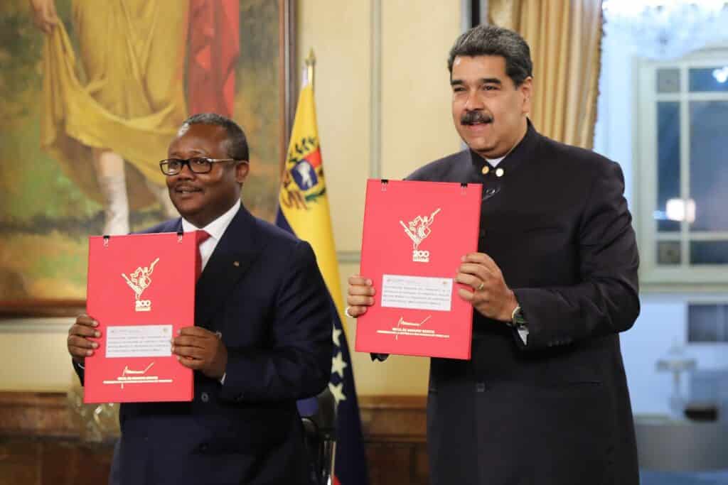 President of Guinea Bissau Umaro Sissoco Embalo, left, and Venezuelan President Nicolas Maduro, after signing a bilateral agreement at Miraflores Palace, in Caracas, Venezuela, on Wednesday, November 2, 2022. Photo: Presidential Press.