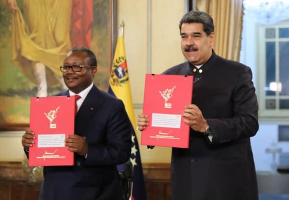 President of Guinea Bissau Umaro Sissoco Embalo, left, and Venezuelan President Nicolas Maduro, after signing a bilateral agreement at Miraflores Palace, in Caracas, Venezuela, on Wednesday, November 2, 2022. Photo: Presidential Press.