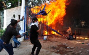 Camacho's terrorist gangs while burning the Peasants' Union headquarters during the Santa Cruz civic lock-down, Friday November 11, 2022. Photo: APG.