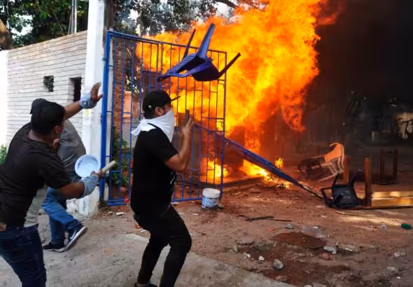 Camacho's terrorist gangs while burning the Peasants' Union headquarters during the Santa Cruz civic lock-down, Friday November 11, 2022. Photo: APG.