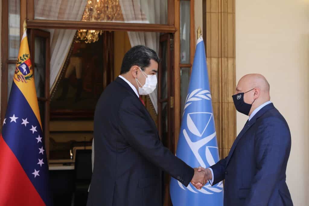 Venezuelan President Nicolás Maduro shaking hands with International Criminal Court (ICC) prosecutor Karim Khan before a meeting at Miraflores palace in Caracas on November 1, 2021. Photo: Marcelo Garcia/ Venezuelan Presidency /AFP.