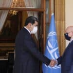 Venezuelan President Nicolás Maduro shaking hands with International Criminal Court (ICC) prosecutor Karim Khan before a meeting at Miraflores palace in Caracas on November 1, 2021. Photo: Marcelo Garcia/ Venezuelan Presidency /AFP.