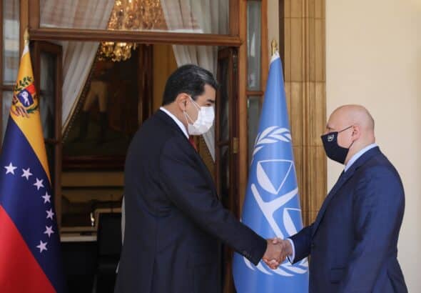 Venezuelan President Nicolás Maduro shaking hands with International Criminal Court (ICC) prosecutor Karim Khan before a meeting at Miraflores palace in Caracas on November 1, 2021. Photo: Marcelo Garcia/ Venezuelan Presidency /AFP.