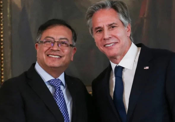 Colombian President Gustavo Petro and US Secretary of State Antony Blinken posing for a photo during Blinken's visit to Colombia in October 2022. Photo: AFP.