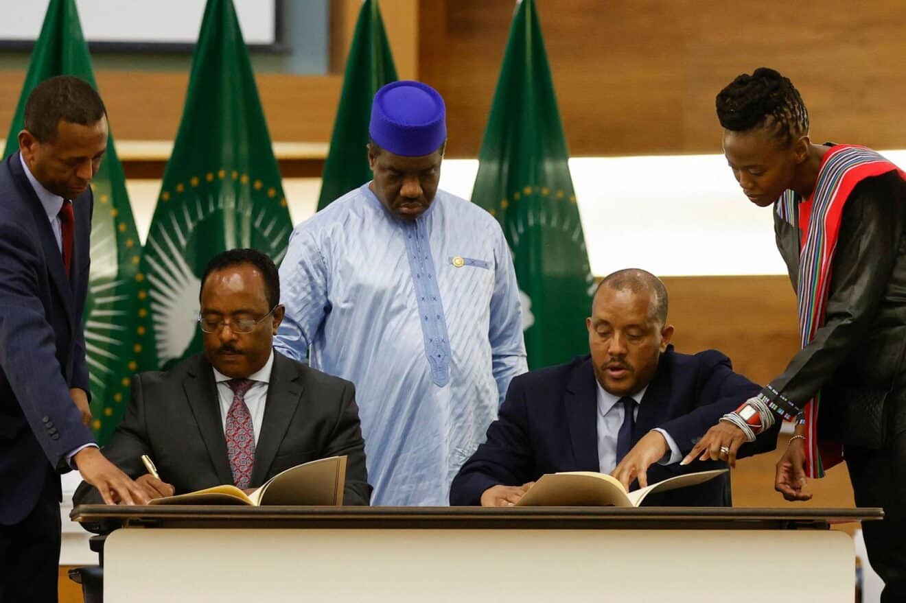 Representative of Ethiopian government, Redwan Hussien, (seated left) and representative of TPLF, Getachew Reda, (seated left) signing the agreement in Pretoria, South Africa, on November 2, 2022. Photo: Phill Magakoe/AFP.