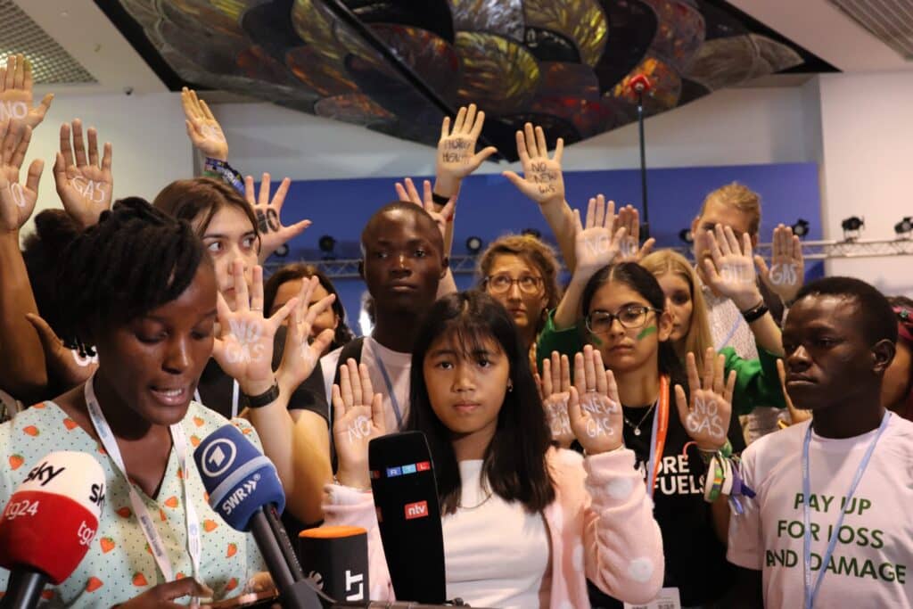 Licypriya Kangujam during an event with young activists in the COP27 conference. Photo: EFE.