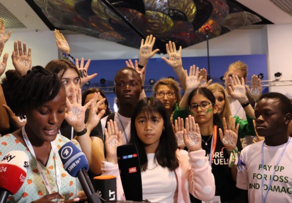 Licypriya Kangujam during an event with young activists in the COP27 conference. Photo: EFE.