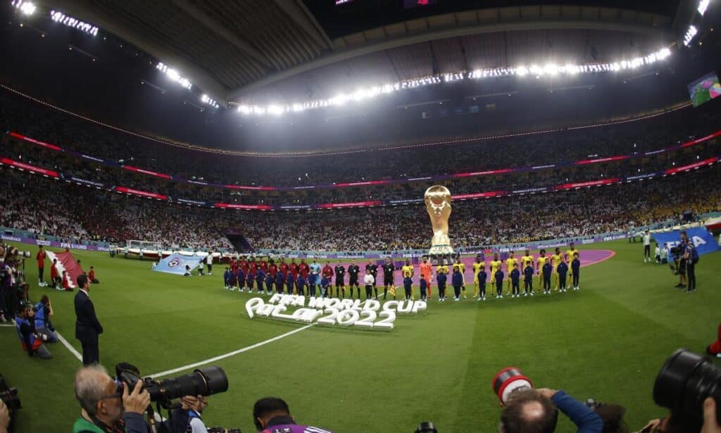 Players from Qatar and Ecuador line up prior to the first match of the 2022 World Cup at Al Bait stadium in Al Khor (Qatar). Photo: EFE/Rodrigo Jiménez.